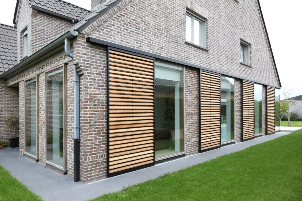 Posuvné paravány Loggia před velkým prosklením moderního domu
