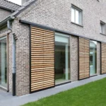 Posuvné paravány Loggia před velkým prosklením moderního domu