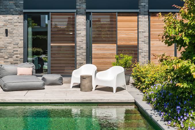 Posuvný hliníkový paraván Loggia Wooddesign s lamelami v dekoru dřeva