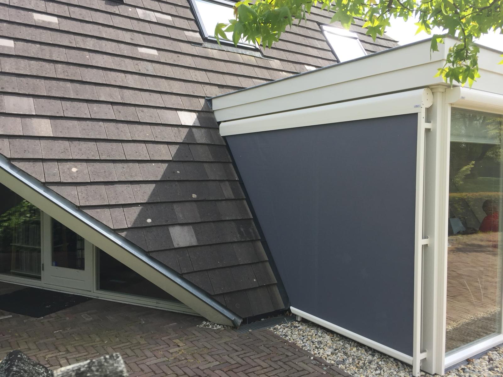 Lichoběžníkové stínění GJ MW Trapezoid u prosklené přístavby