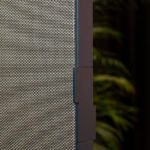 Detail screenové látky a okraje textilního posuvného panelu Renson Loggia Canvas