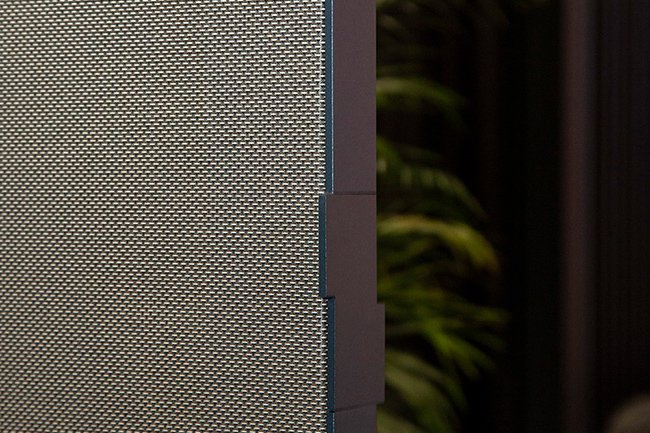 Detail screenové látky a okraje textilního posuvného panelu Renson Loggia Canvas